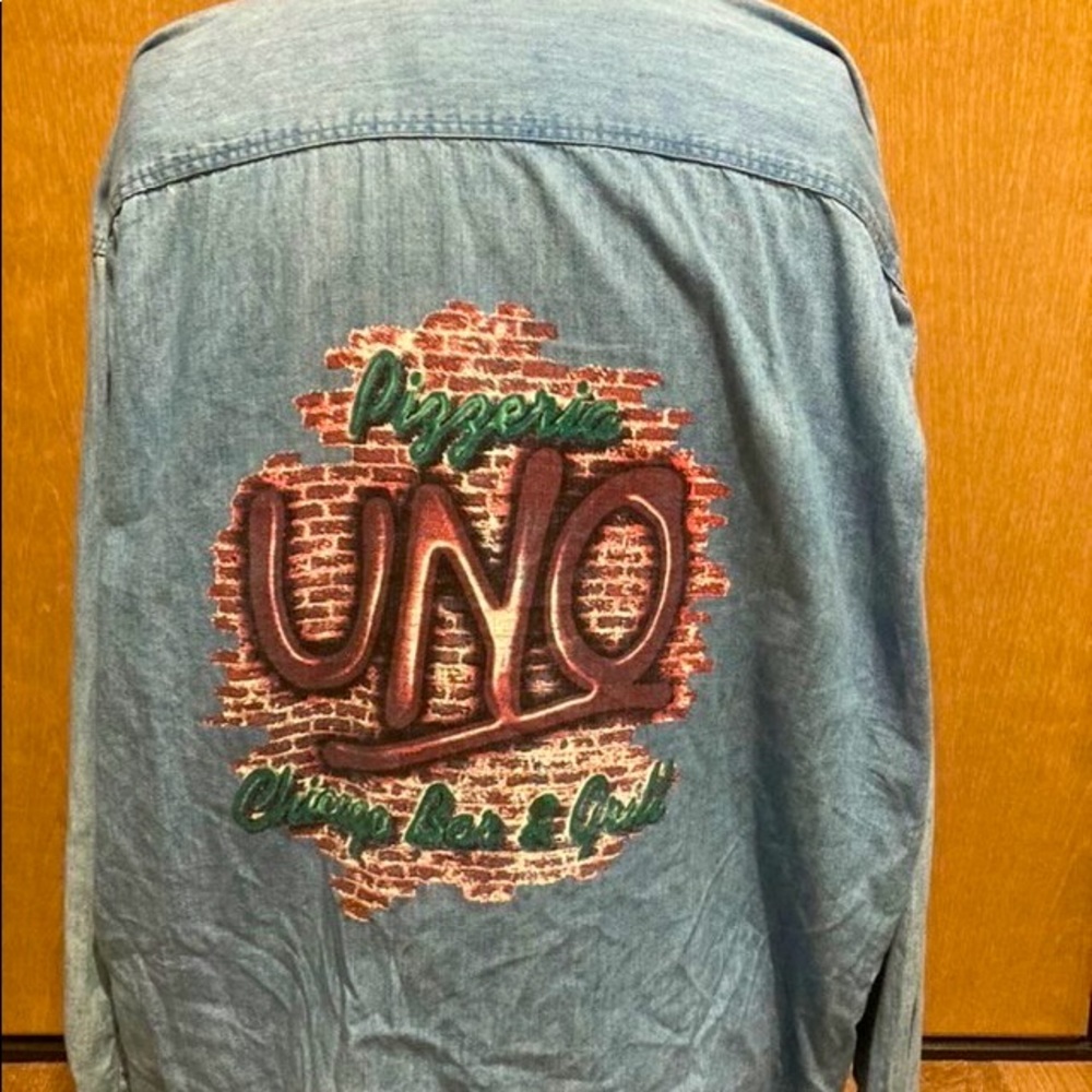 Vintage Chicago Uno Pizzeria Denim. Perfect addition to your wardrobe.